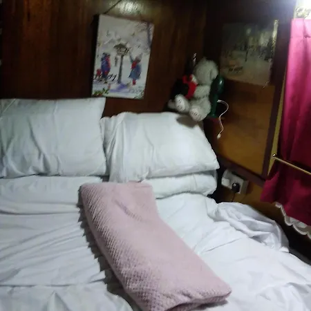 Botel Rosie And Jim Retreat Town Centre With A Hot Tub *