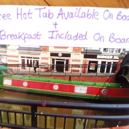 Botel Rosie And Jim Retreat Town Centre With A Hot Tub