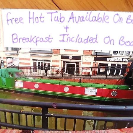 Botel Rosie And Jim Retreat Town Centre With A Hot Tub *