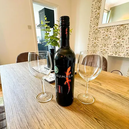 Cecil House - Stylish 2-bed, Sleeps 5 Guests, Free Parking, Close To Cathedral, Bars & Restaurants Holiday home *