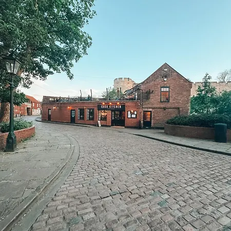 Cecil House - Stylish 2-bed, Sleeps 5 Guests, Free Parking, Close To Cathedral, Bars & Restaurants *