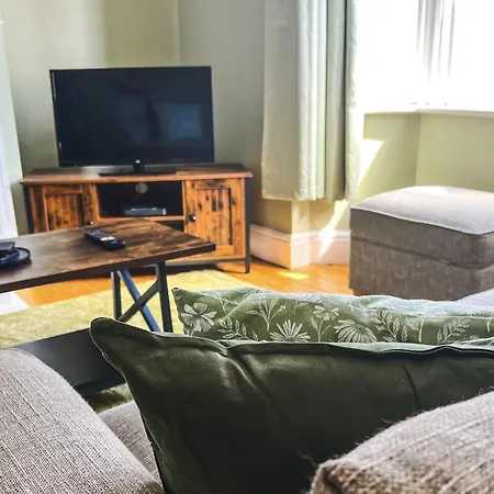 Cecil House - Stylish 2-bed, Sleeps 5 Guests, Free Parking, Close To Cathedral, Bars & Restaurants *