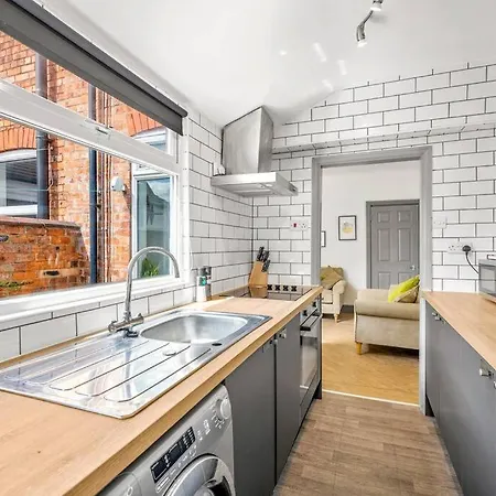 3-bedroom Townhouse Short Term & Flexible Renting With Free Wifi & Free Parking Apartment *