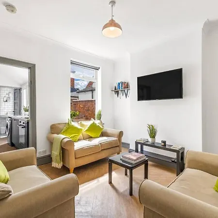 Apartment 3-bedroom Townhouse Short Term & Flexible Renting With Free Wifi & Free Parking *