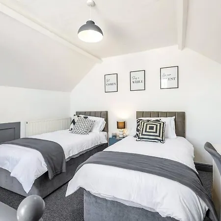 3-bedroom Townhouse Short Term & Flexible Renting With Free Wifi & Free Parking Apartment Lincoln
