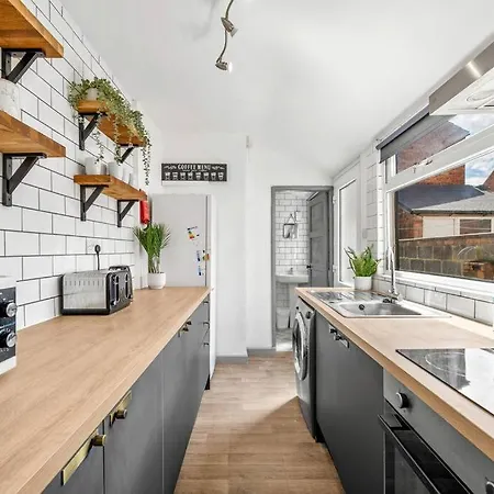 3-bedroom Townhouse Short Term & Flexible Renting With Free Wifi & Free Parking Apartment *