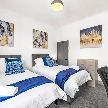 Apartment 3-bedroom Townhouse Short Term & Flexible Renting With Free Wifi & Free Parking