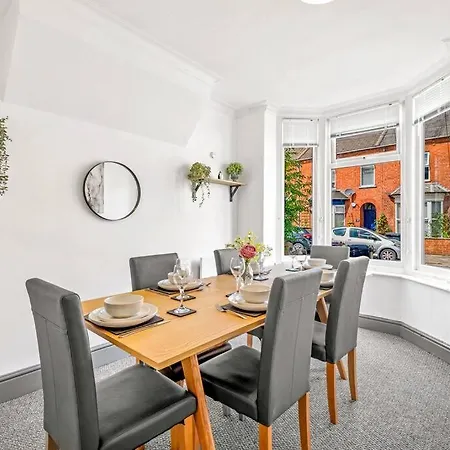 3-bedroom Townhouse Short Term & Flexible Renting With Free Wifi & Free Parking Apartment Lincoln