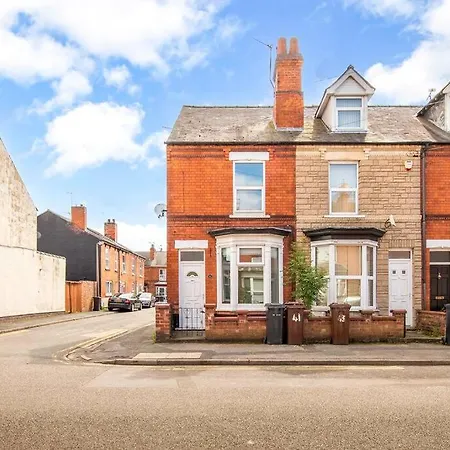 3-bedroom Townhouse Short Term & Flexible Renting With Free Wifi & Free Parking *