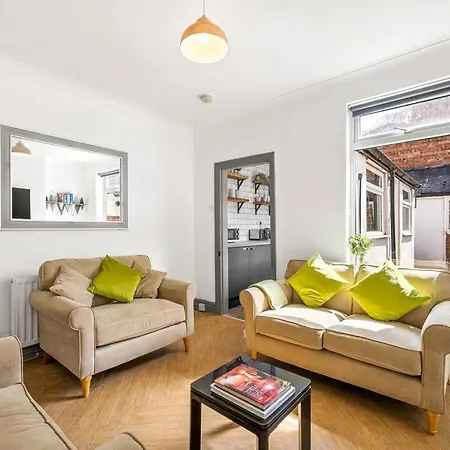 3-bedroom Townhouse Short Term & Flexible Renting With Free Wifi & Free Parking * Lincoln