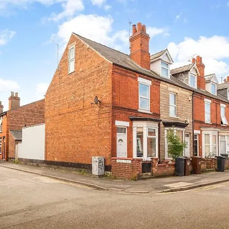 3-bedroom Townhouse Short Term & Flexible Renting With Free Wifi & Free Parking
