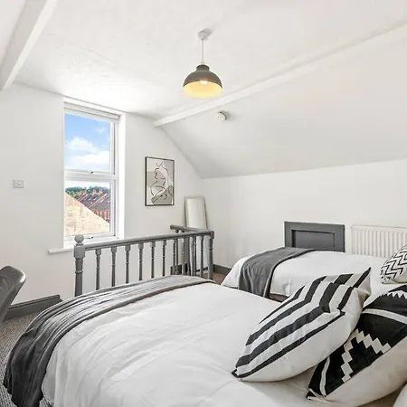3-bedroom Townhouse Short Term & Flexible Renting With Free Wifi & Free Parking Apartment