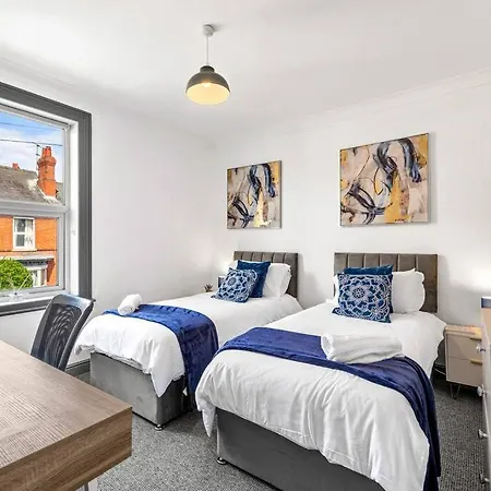 3-bedroom Townhouse Short Term & Flexible Renting With Free Wifi & Free Parking Lincoln