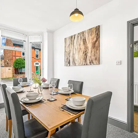 3-bedroom Townhouse Short Term & Flexible Renting With Free Wifi & Free Parking * Lincoln