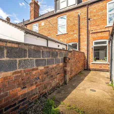 3-bedroom Townhouse Short Term & Flexible Renting With Free Wifi & Free Parking Apartment Lincoln