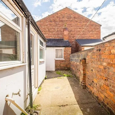 3-bedroom Townhouse Short Term & Flexible Renting With Free Wifi & Free Parking *
