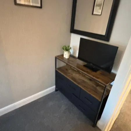 Stunning House - Sleeps 7 - 5 Mins Walk To High Street - Parking - Wifi *