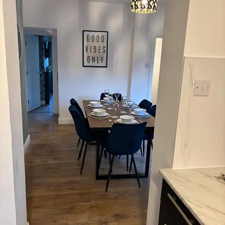 Holiday home Stunning House - Sleeps 7 - 5 Mins Walk To High Street - Parking - Wifi