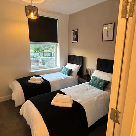 Stunning House - Sleeps 7 - 5 Mins Walk To High Street - Parking - Wifi Holiday home *