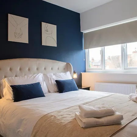 Holiday home Stunning House - Sleeps 7 - 5 Mins Walk To High Street - Parking - Wifi *