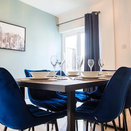 Holiday home Stunning House - Sleeps 7 - 5 Mins Walk To High Street - Parking - Wifi *