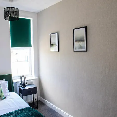 Holiday home Stunning House - Sleeps 7 - 5 Mins Walk To High Street - Parking - Wifi