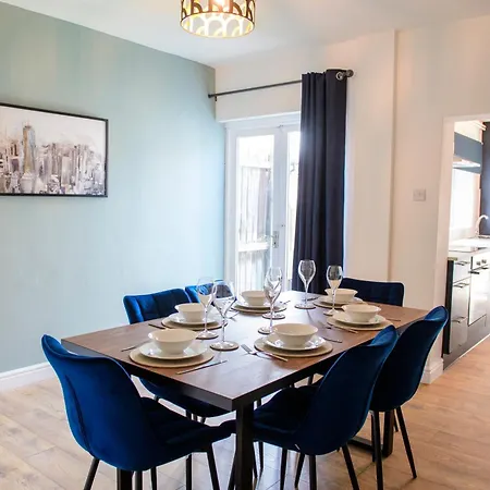 Stunning House - Sleeps 7 - 5 Mins Walk To High Street - Parking - Wifi *