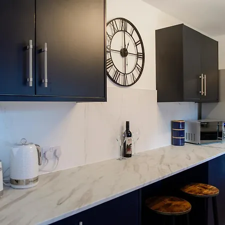 Stunning House - Sleeps 7 - 5 Mins Walk To High Street - Parking - Wifi Holiday home