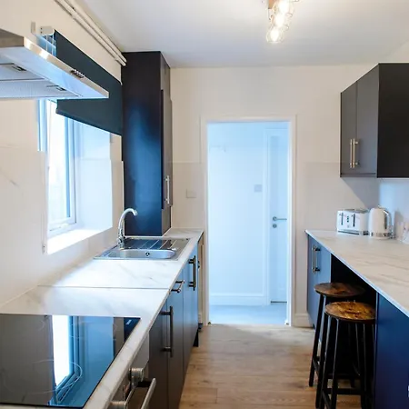 Stunning House - Sleeps 7 - 5 Mins Walk To High Street - Parking - Wifi Holiday home Lincoln
