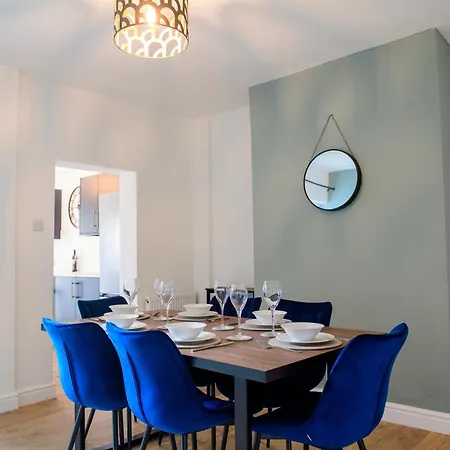 Holiday home Stunning House - Sleeps 7 - 5 Mins Walk To High Street - Parking - Wifi *
