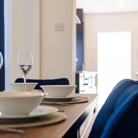 Holiday home Stunning House - Sleeps 7 - 5 Mins Walk To High Street - Parking - Wifi *