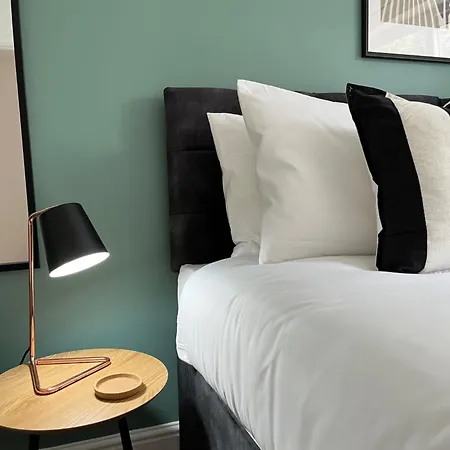 Beautiful In - Private Parking Holiday home *