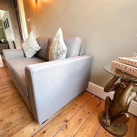 Cecil House - Stylish 2-bed, Sleeps 5 Guests, Free Parking, Close To Cathedral, Bars & Restaurants *
