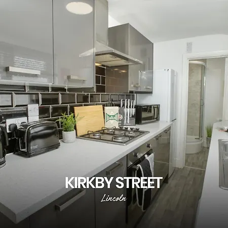 Cosy 2 Bedroom In By Renzo, Victorian Townhouse, Fully Equipped Kitchen!