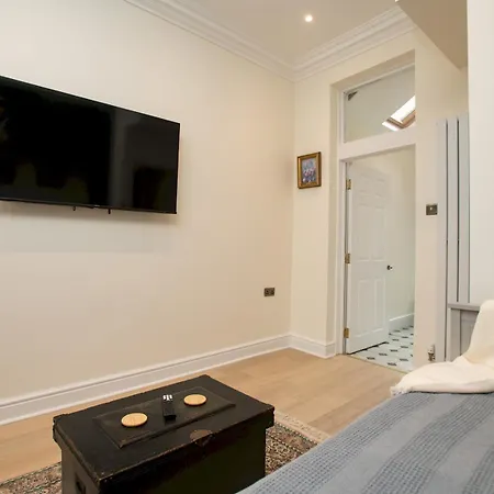 Characterful Flat By Castle Pass The Keys Apartment