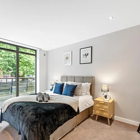 Designer In - Sleeps 6 Apartment