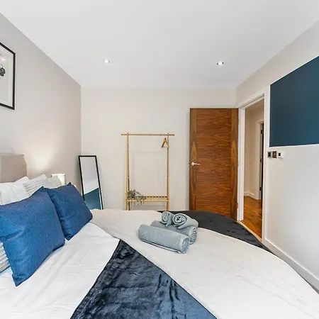 Designer In - Sleeps 6 Apartment