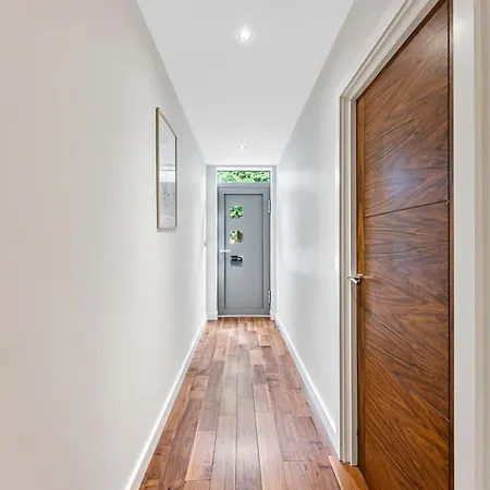 Designer In - Sleeps 6 Apartment
