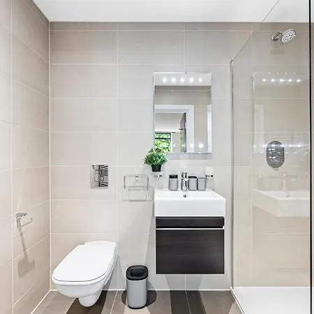 Apartment Designer In - Sleeps 6 *