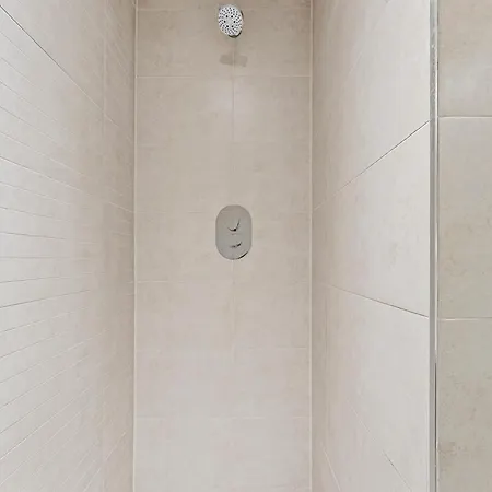 Apartment Designer In - Sleeps 6 *