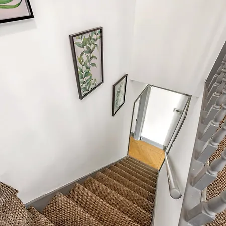 3-bedroom Townhouse Short Term & Flexible Renting With Free Wifi & Free Parking Apartment