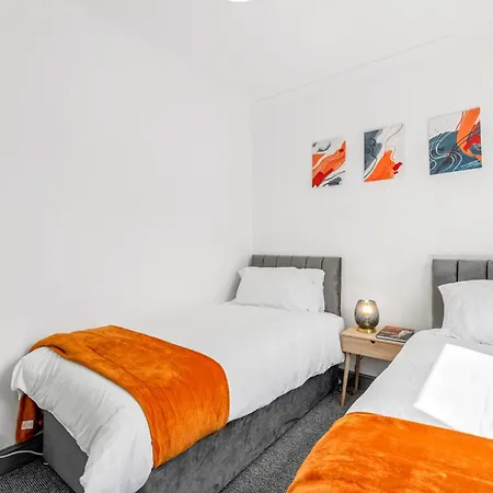 3-bedroom Townhouse Short Term & Flexible Renting With Free Wifi & Free Parking
