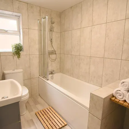 Luxury 3 Bed Modern House, Sleeps 5, Centre, Includes Parking