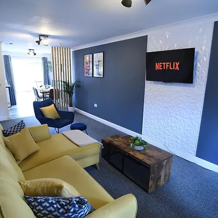 Luxury 3 Bed Modern House, Sleeps 5, Centre, Includes Parking *