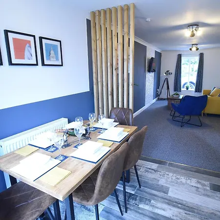 Luxury 3 Bed Modern House, Sleeps 5, Centre, Includes Parking *