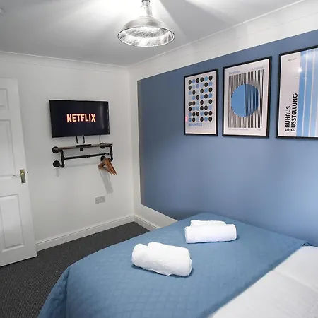 Luxury 3 Bed Modern House, Sleeps 5, Centre, Includes Parking
