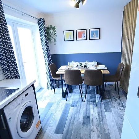 Luxury 3 Bed Modern House, Sleeps 5, Centre, Includes Parking Lincoln
