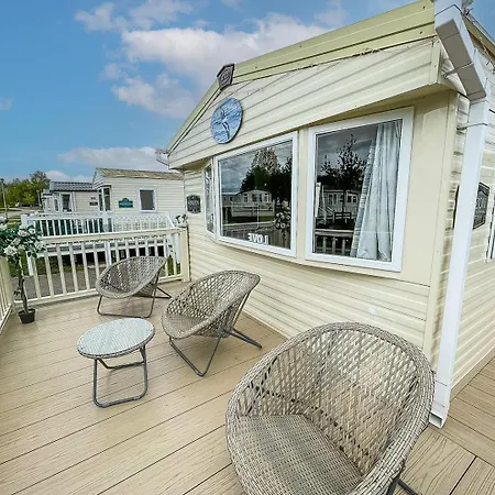 Caravansleeps8-hottub-fireplace-garden-patio