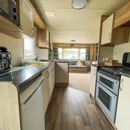 Caravansleeps8-hottub-fireplace-garden-patio Lincoln
