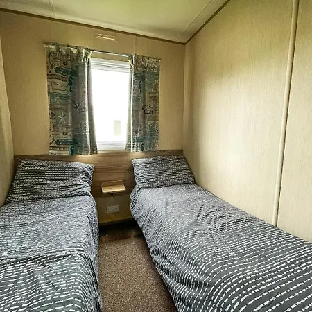 Caravansleeps8-hottub-fireplace-garden-patio